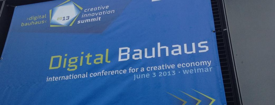 digital bauhaus - creative innovation summit 2013 | Banner am Eingang • Foto: Martin Kohlhaas