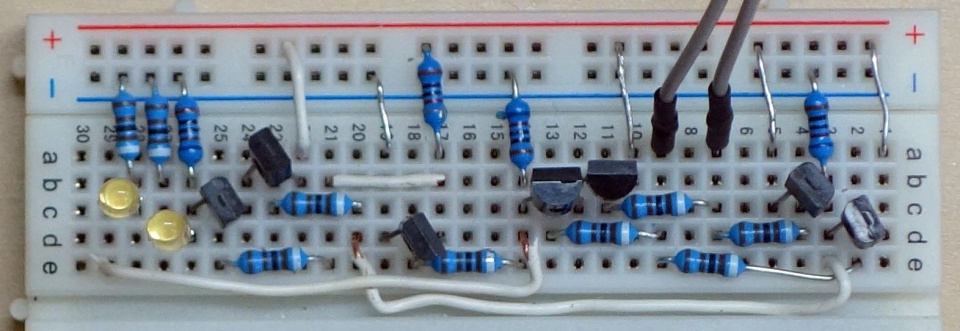 Halbaddierer auf Steckbrett mit Transistoren • Foto: Marko Meister